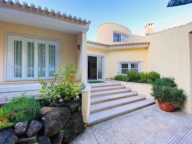 Charming Villa 4 Suites with private Pool & Garden gallery image 3