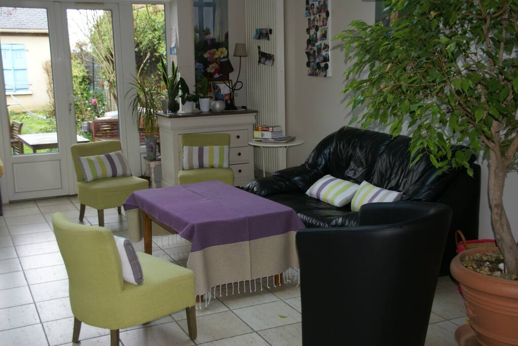 Salle 30 m2 incluant cuisine donnant sur jardin