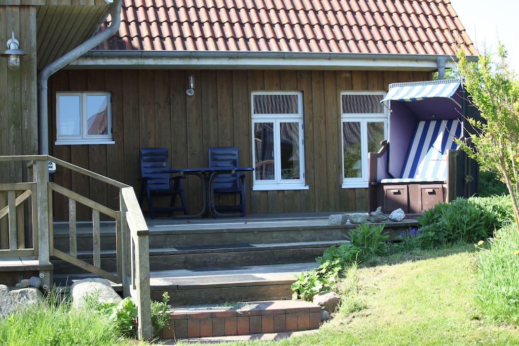 Das ist die Terrasse der Ferienwohnung mit mit unverbaubarem Blick auf die Ostsee.