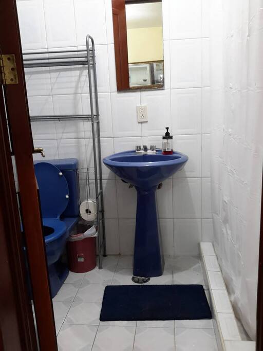 Baño blanco con regadera