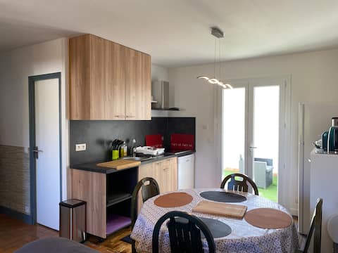 2-room apartment, renovated terrace 12 min from the beaches