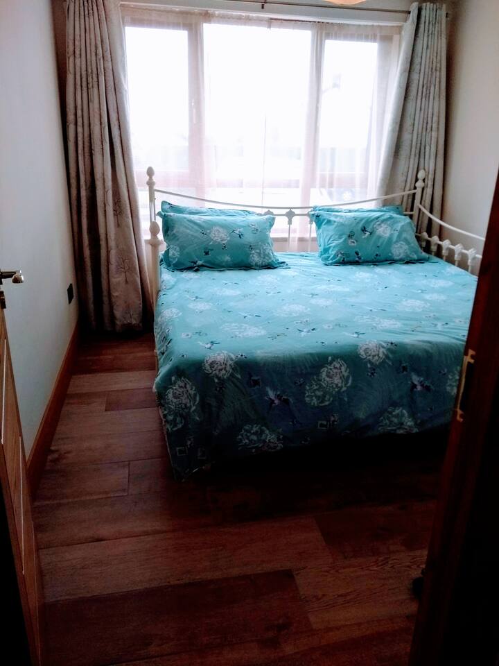 Chumba cha kulala cha pili na kitanda cha ukubwa wa king