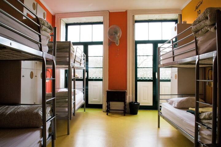 Wine Hostel - 6 Bed Mixed Dorm Ensuite