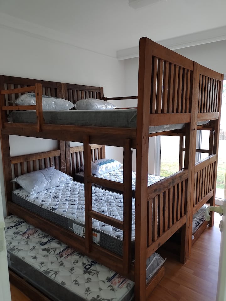 Стая с две решетки (6 души), направена от регенерирана дървесина.