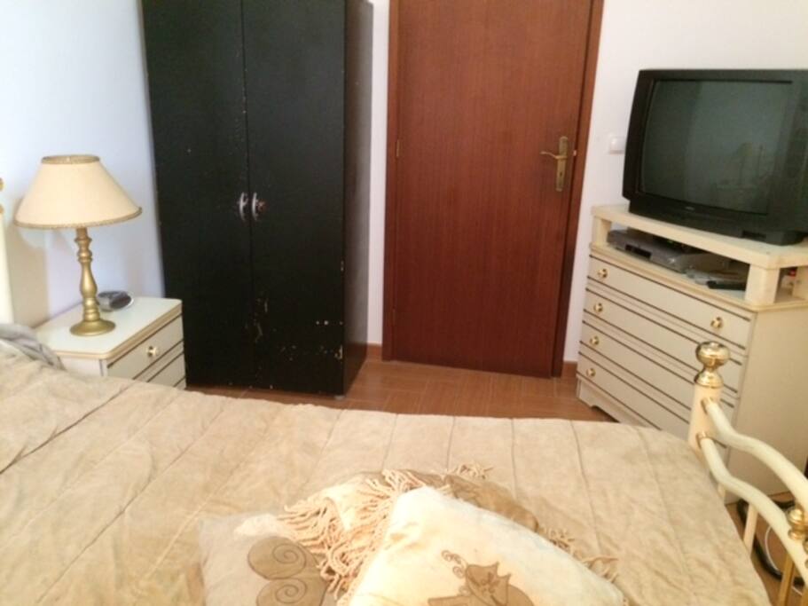 1º quarto , roupeiro, Comoda e televisão com 5 canais