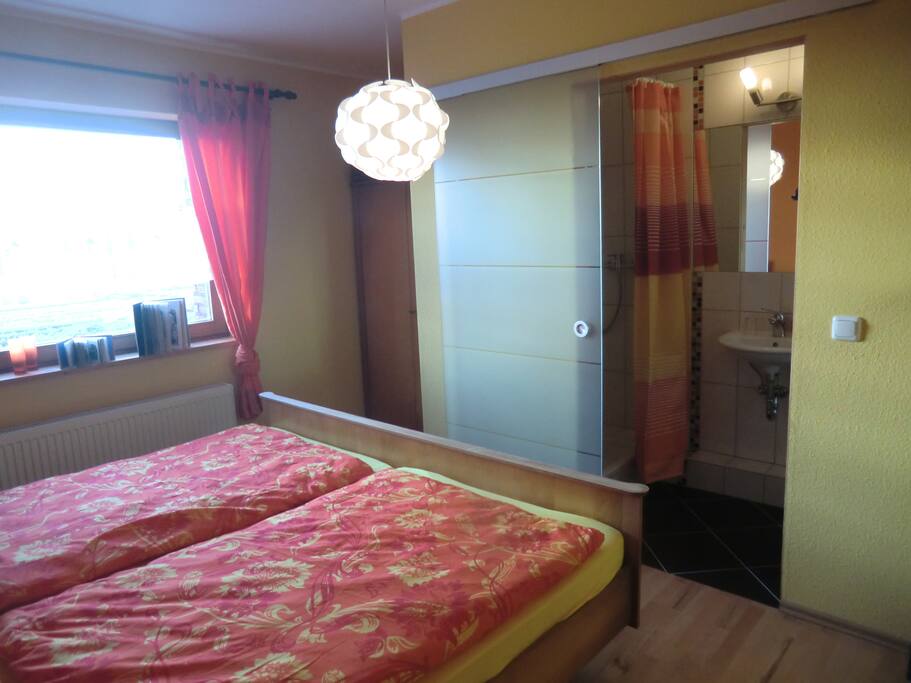 Schrank und Spiegel vorhanden