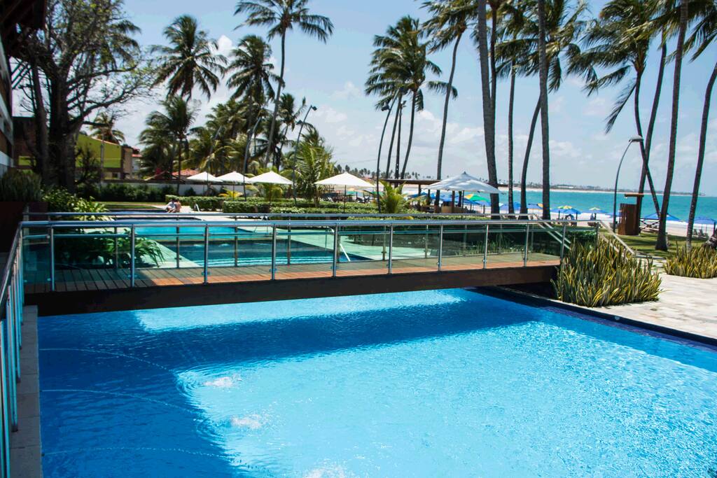 Que tal tomar um banho de piscina com vista para o mar? Nossa área de lazer possui 2 Piscinas de adulto e 1 piscina infantil.