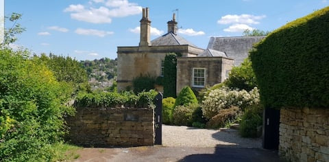 Stunning 5-bedroom villa with hot tub, pure Cotswolds luxury
