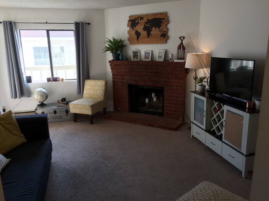 The bright livingroom upstairs.