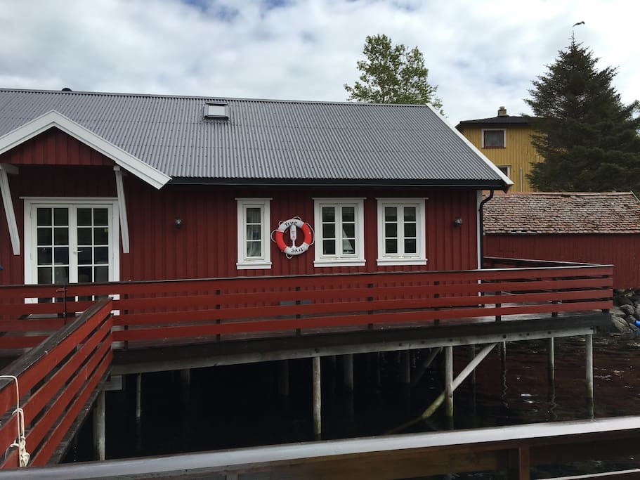 Rorbu 1 fra livbøye og til høyre.