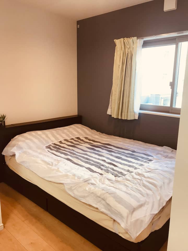 201房间里有一张双人床和一张沙发床，请为情侣和带小孩的家庭使用。