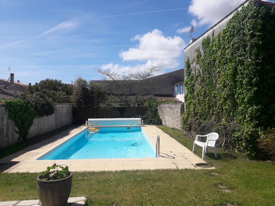 Grande piscine chauffée sans vis-à-vis