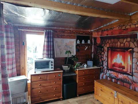 delightful one bedroom log cabin,fully furnished