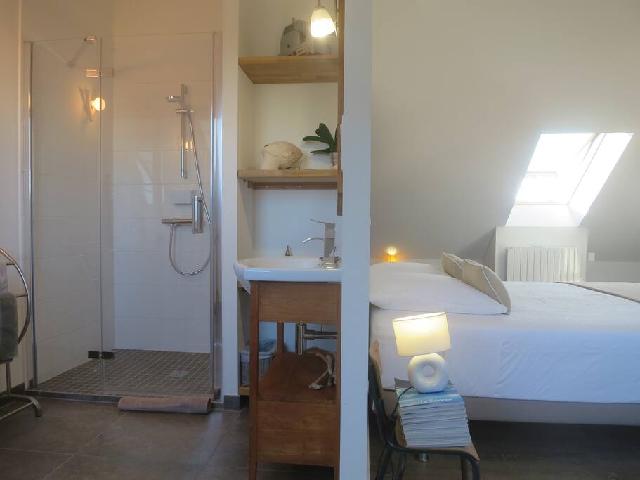 salle de bain derrière la tête de lit.