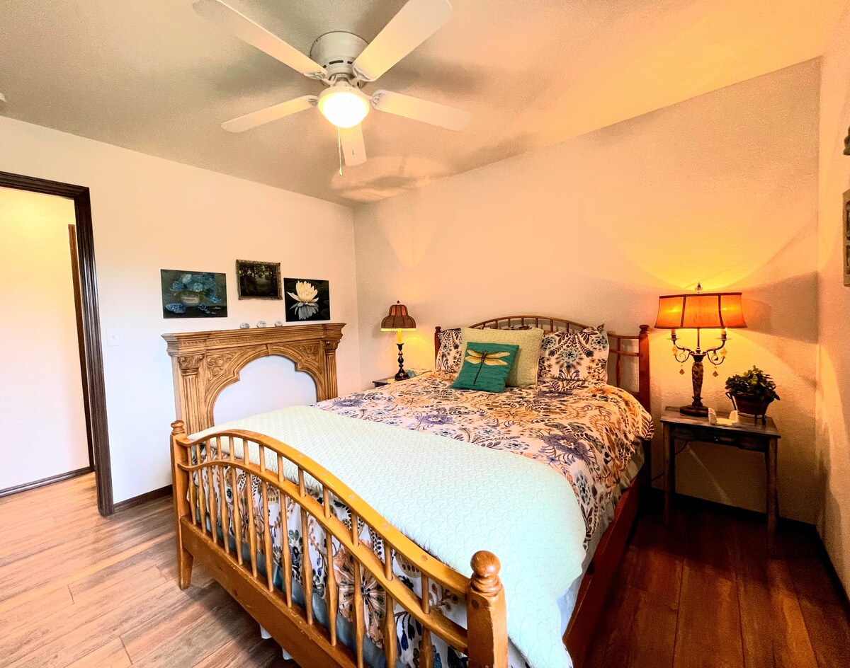 #2 KANSAS DROOMKAMER: queensize bed, dubbele kast