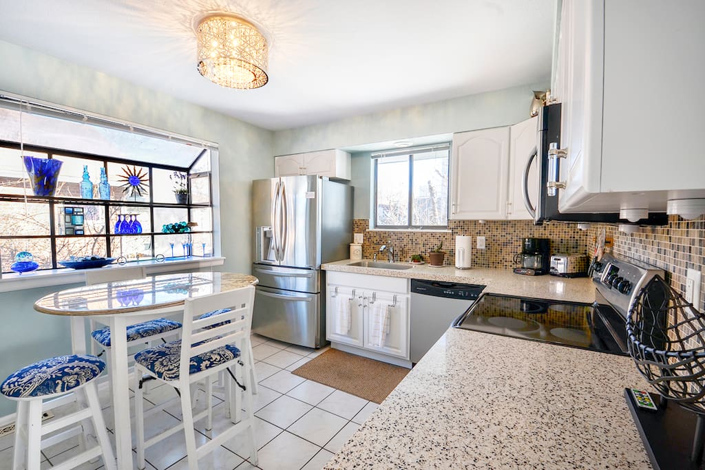 Seats 4 in kitchen w/garden window