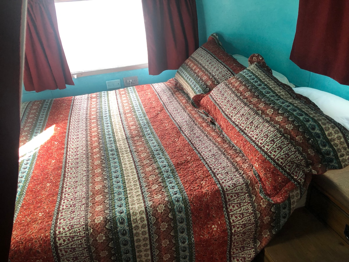 Full queen bed with luxury matress