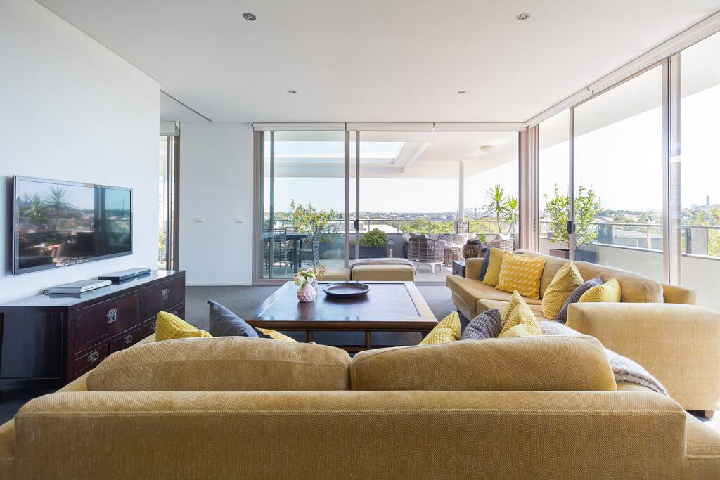 40-inch TV, Foxtel cable TV, DVD/BluRay, cosy lounge space