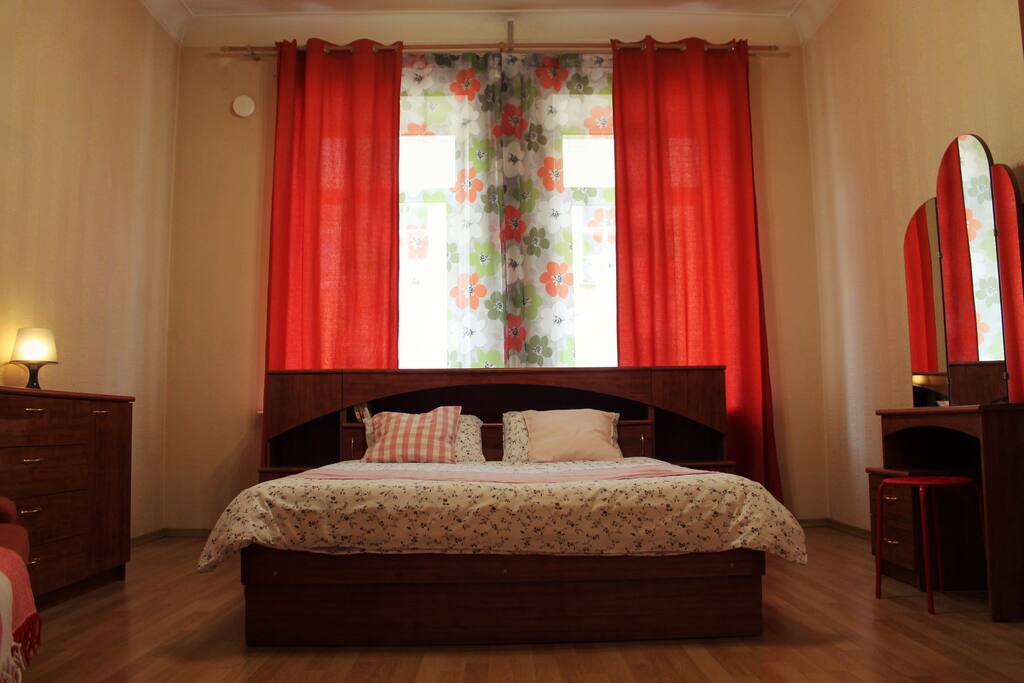 Bedroom with a double bed and a sofa / Спальня с двуспальной кроватью и диваном