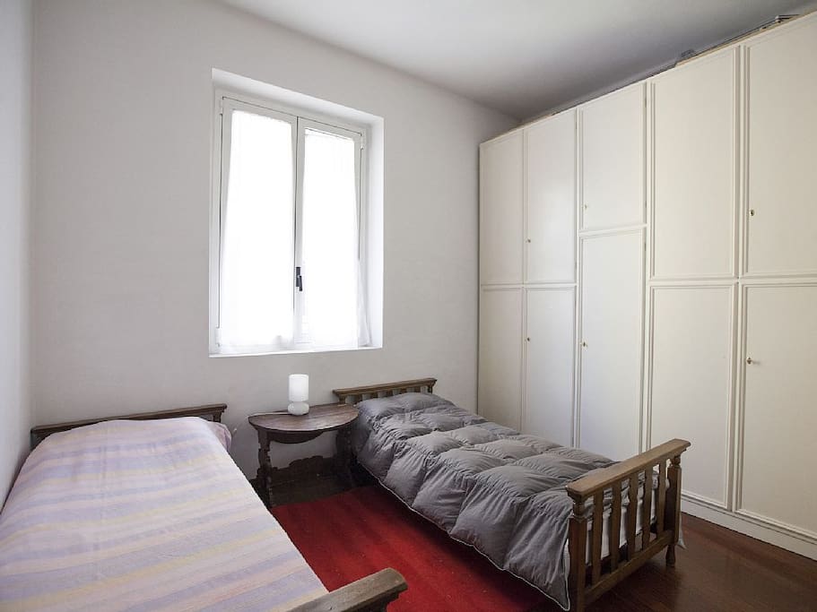 bebroom with single bed