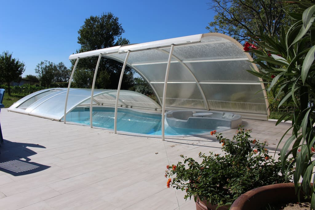 Terrasse de 180m2 avec salon de jardin, parasol et transat