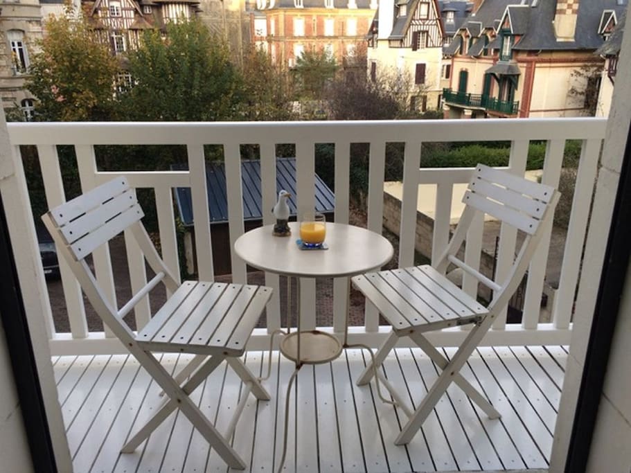 Balcon avec vue sur les villas