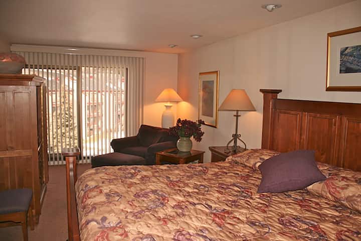 Master Bedroom King საწოლი სამუშაო სადგური და პრინტერი