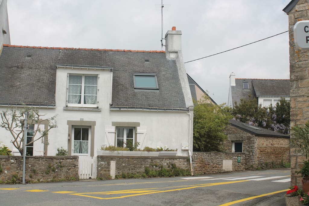 Maison de pêcheur traditionnelle : une porte, 2 fenêtres. La maison comprend la partie droite, fenêtre, velux à l'étage et la petite chambre enfant dans la partie en pierres. L'entrée se fait par la terrasse.