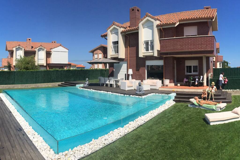 Piscina infinita de cristal ubica en
