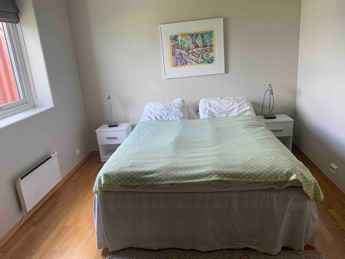 Dormitorio con salida al balcón.