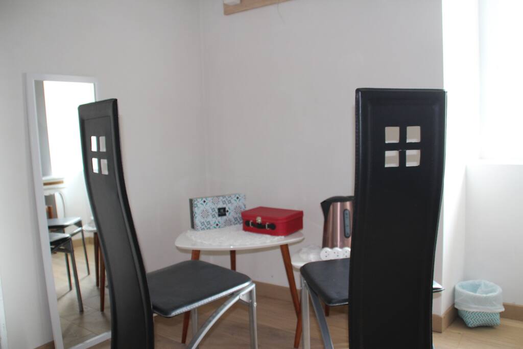 Le coin petit déjeuner dans la chambre