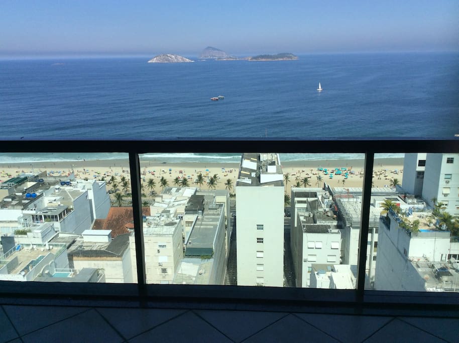 Vista da varanda do apartamento mais alto da Torre do Tiffany's que vai além das Ilhas Cagarras no Oceano Atlantico na praia de Ipanema.