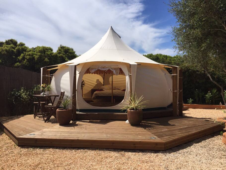 The perfect place to listen to the birds singing, read your book and then nip off to the beach!!