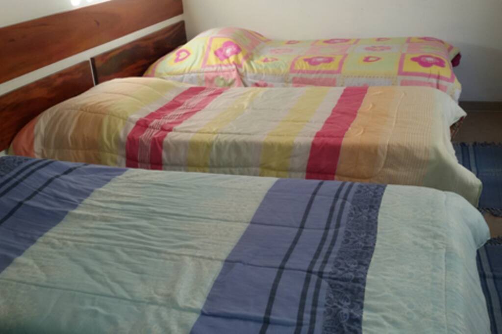 Quarto solteiro com 3 camas