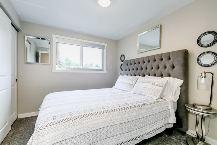 Pamje nga dhoma e dytë e gjumit. Krevat dopio "queen" për rehati. Një dritare për të ndriçuar dhomën dhe një qorr për privatësinë dhe errësirën. 