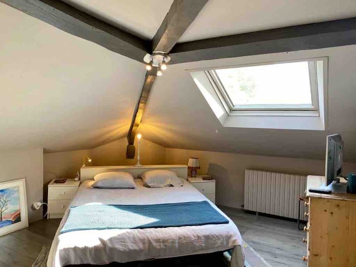 Спална соба со брачен кревет (140 см)