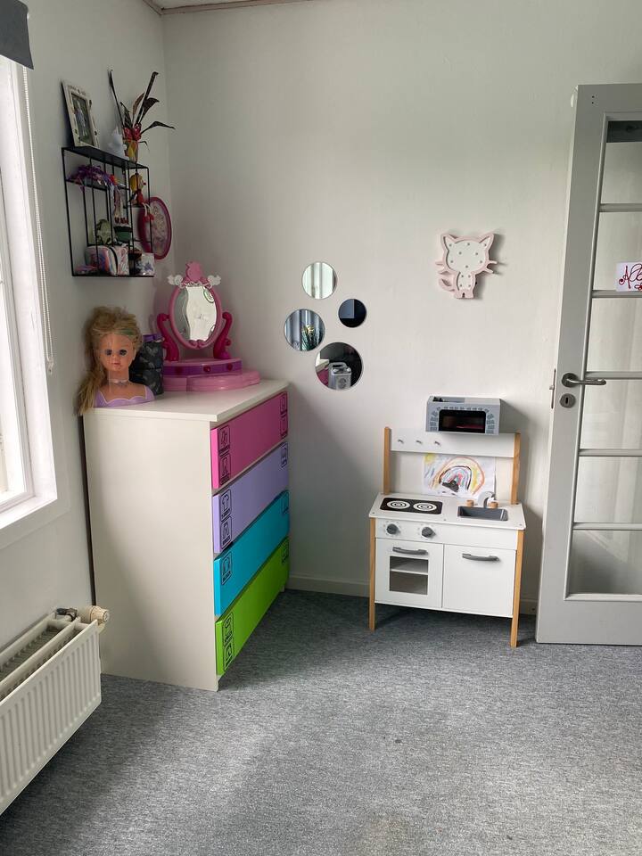 Albertes værelse hun er 6 år og har legetøj i det store spejl skab. 