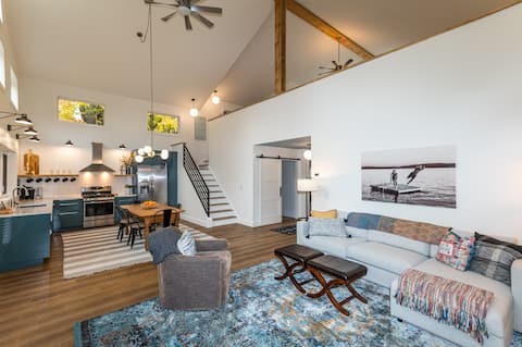Modern Berkshires Cottage w/ AC and Gas Fireplace