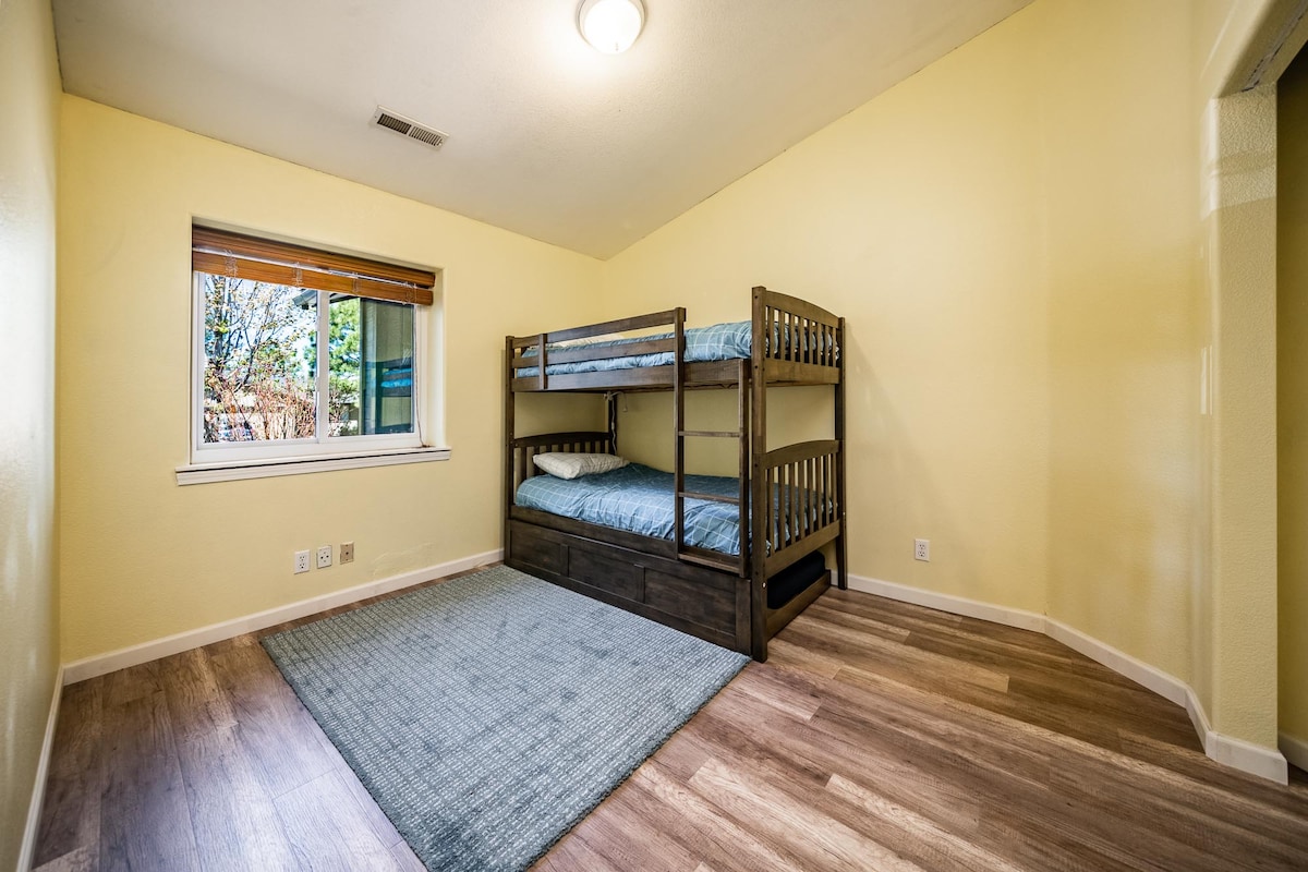 מיטת קומותיים זוגית עם מיטה נפתחת. 