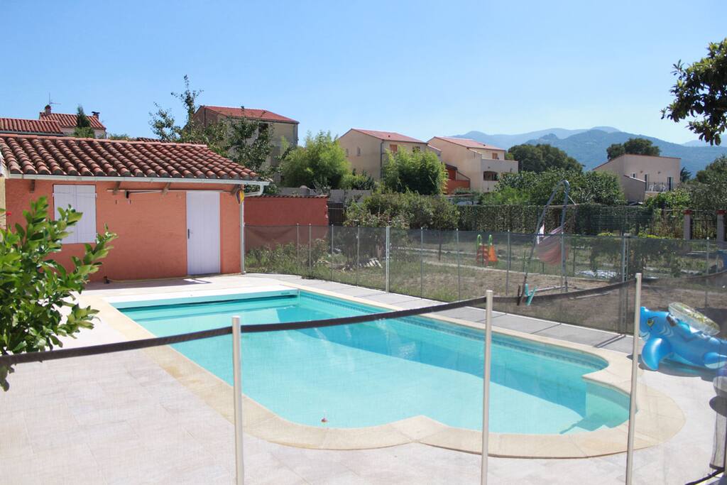 Piscine privée avec vue sur les Pyrénées