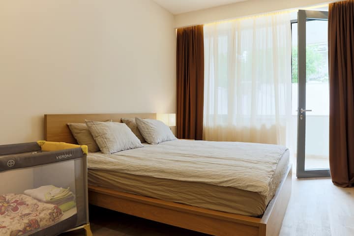 Двойно легло с изглед към басейна и балкон 