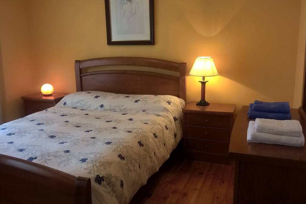 habitación con cama doble y armario empotrado