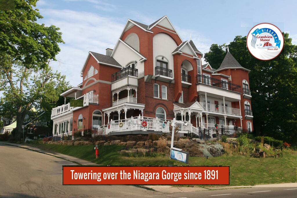 Carbonnel Bed And Breakfast Niagara on the Lake Canada Blondin Room - Gorge View Complimentary Breakfast - Bed and breakfasts