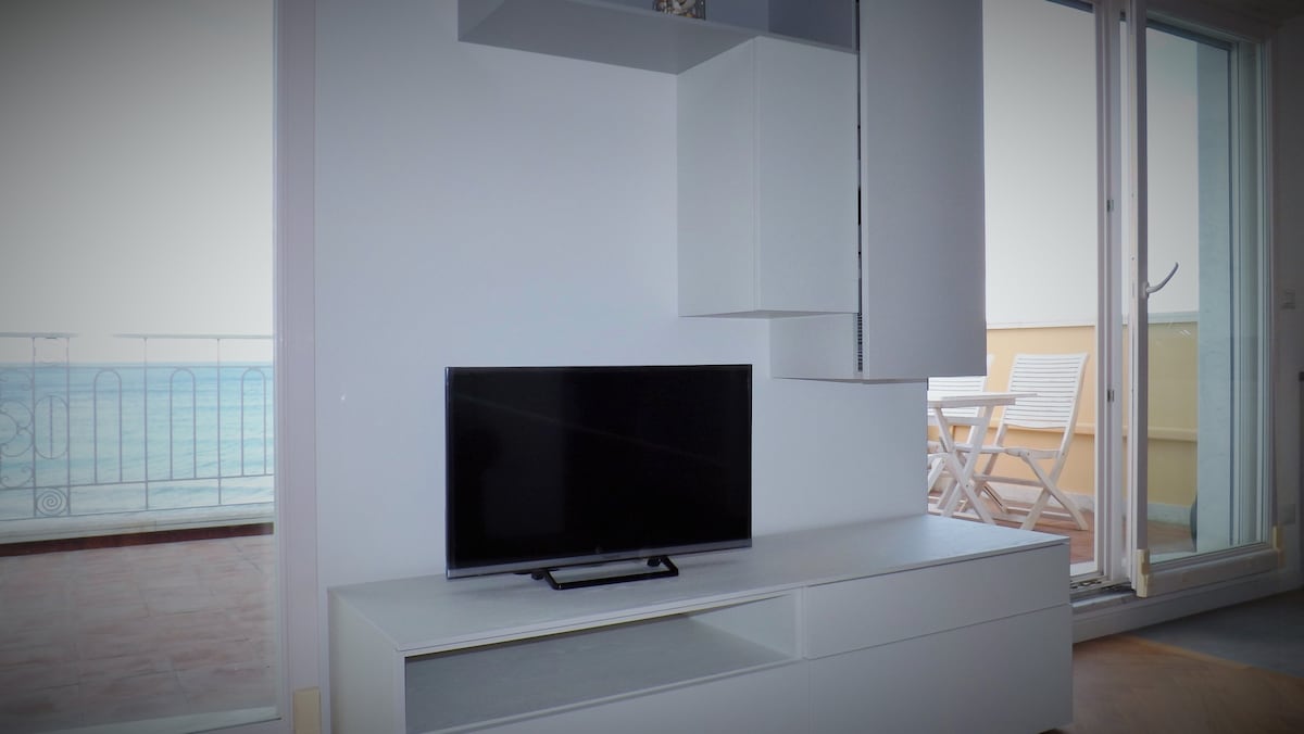 Leistungsstarkes Airbnb: Central penthouse with wonderful seasight in Loano