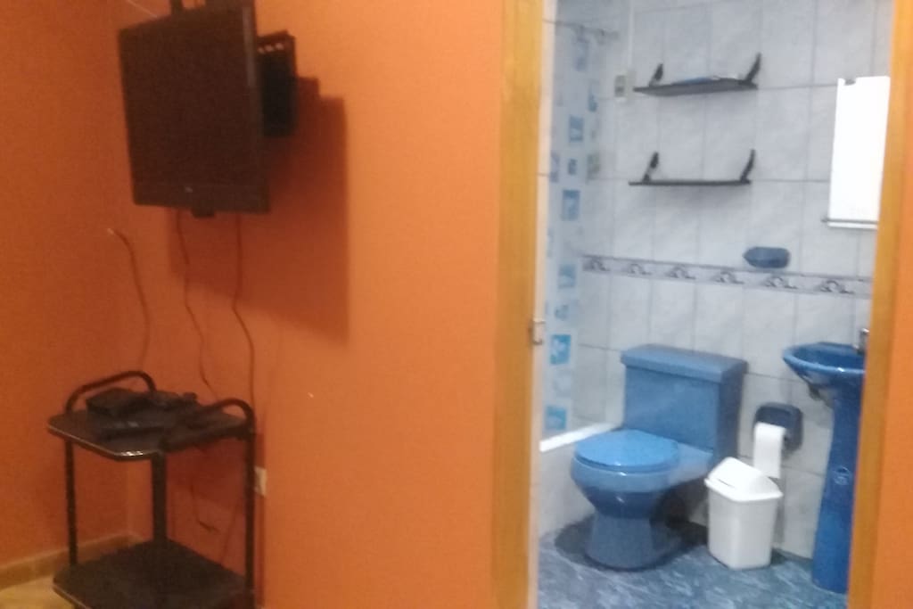 Incluye TV con cable y baño privado