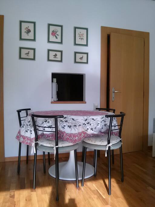 table for 4 people
tavolo per 4 persone