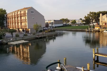 CANAL FRONT boat slip,pool,WiFi,Cable,Netflix,HBO