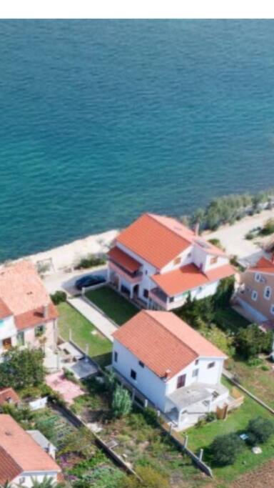 Pogled na kucu iz zraka i kristalno cisto more