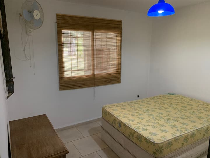 חדר שינה עם מיטה זוגית