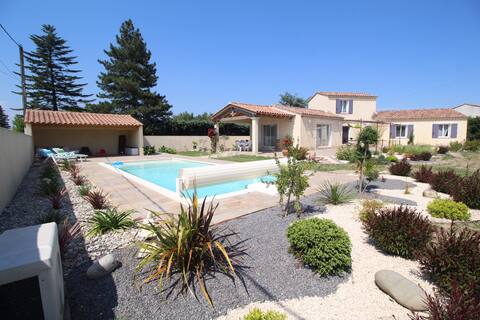 Quiet family villa with heated pool